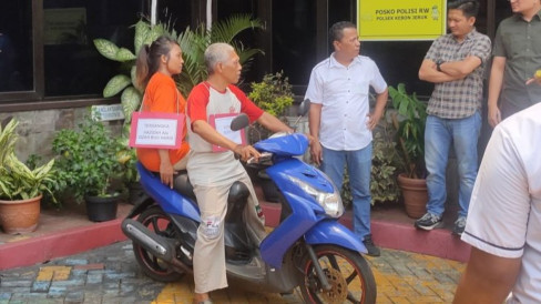 Indo Bokep Istri Peragakan Adegan denyut-denyut Pangkas Kemaluan Suami di Jakbar, ternyata Sempat Minta Jatah Interaksi Intim
