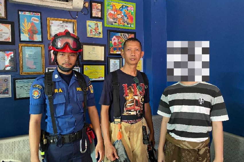 Indo Bokep Perih! Kemaluan Remaja Ini Terjepit Resleting Lancingan, Petugas Damkar Terpaksa biar guna Tang