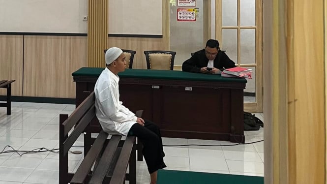 Indo Bokep Sales Pampers di Mojokerto Pamer Kemaluan ke Empat Siswi SMA Jalani Sidang