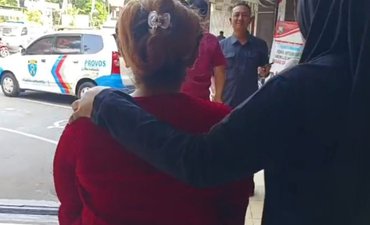 Indo Bokep GEGER! Kepergok Selingkuh, Istri di Lumajang Pangkas Kemaluan lelakinya – Jatimnet.com