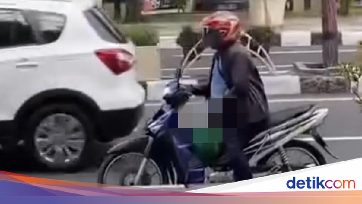 Indo Bokep Viral Pria Bermotor Pamer Kemaluan di jalur Ambang simbol Mall Gresik